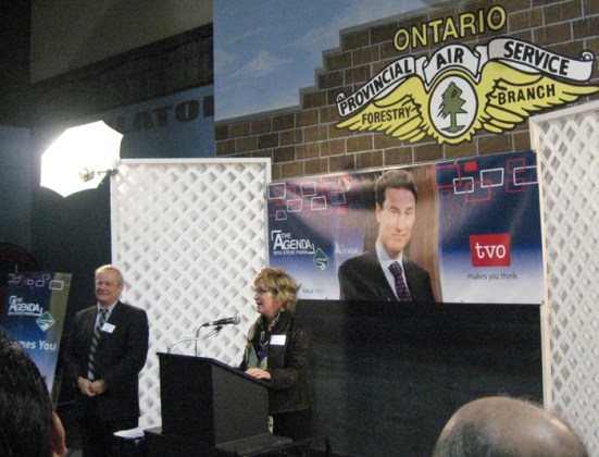 agenda01 Lisa de Wilde, CEO of TVO greets guests after the reception and before the filming.