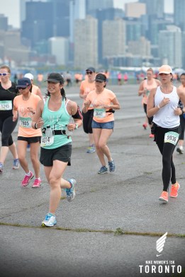 Mei running on the tarmac at the NIke Women's 15k.